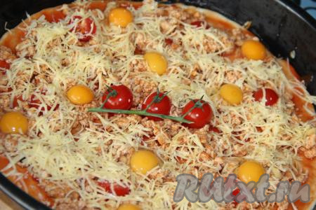 Затем посыпать фарш тёртым сыром, вбить перепелиные (или куриные) яйца и украсить веточкой помидоров черри.