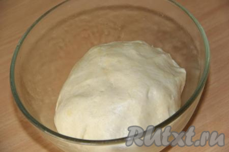 Замесить мягкое и эластичное тесто. Я вымешивала тесто руками минут 8. Затем оставить тесто в миске в тепле, накрыв полотенцем, на 1,5 часа. Тесто хорошо поднимется.