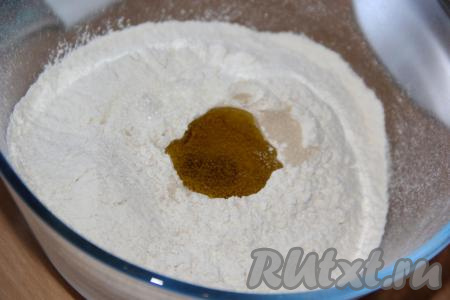 Для приготовления теста в глубокую миску всыпать просеянную муку, добавить соль, сахар и дрожжи, слегка перемешать. Затем влить масло и тёплую воду (температура воды, примерно, 37-39 градусов).