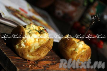 Запеченный картофель, фаршированный сыром