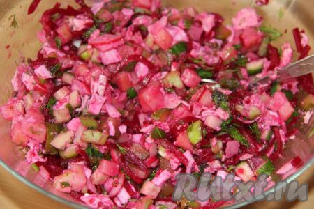 Посолить получившуюся смесь по вкусу и хорошо перемешать. Холодный борщ с курицей можно сразу подать к столу, заправив его водой (или кефиром), а можно отправить в холодильник, а заправить непосредственно перед подачей (хранить такой борщ в холодильнике желательно не более 2 суток). Мы любим заправлять такой борщ холодной водой с добавлением уксуса.