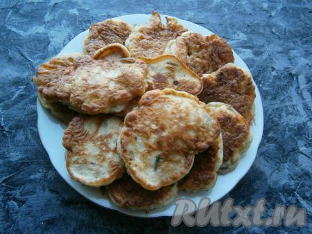 Куриные оладьи получаются мягкими, пышными и очень вкусными.
