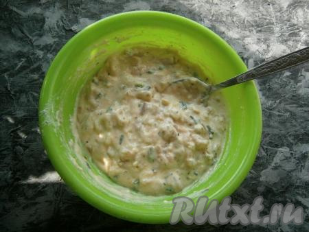 Посолить и тщательно перемешать. Тесто для приготовления куриных оладий получится достаточно густым, похожим на тесто для обычных оладий.