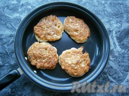 На сковороде хорошо разогреть растительное масло. Ложкой выкладывать тесто на сковороду в виде оладушек. Жарить оладьи из рубленного куриного филе на небольшом огне под прикрытой крышкой до румяности с двух сторон.