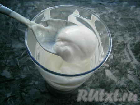Также от качества продуктов будет зависеть и густота майонеза. У меня он получился по консистенции точно как магазинный.