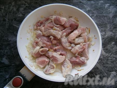 Добавить к луку мясо.