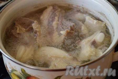 По истечении времени вынимаем мясо из кастрюли, солим его (я солю чесночной солью), посыпаем специями. Мясо мы будем выкладывать порционно в тарелку каждого едока.