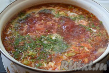 Солим, перчим по вкусу. Добавляем в борщ мелко нарезанную зелень и чеснок, пропущенный через пресс, доводим до кипения.