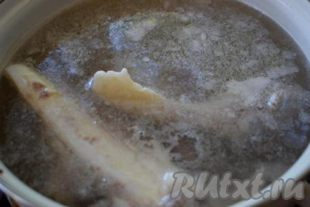 Сначала сварим мясной бульон, для этого мясо промоем, выложим в кастрюлю, зальём, примерно, 3 литрами воды. Варим мясо на сильном огне до закипания.