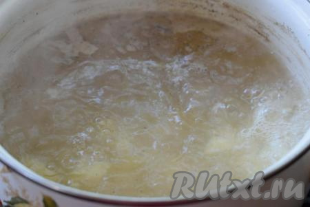 В кипящий мясной бульон, из которого мы вынули готовое мясо, доливаем 1 литр кипяченой воды и ждем закипания.