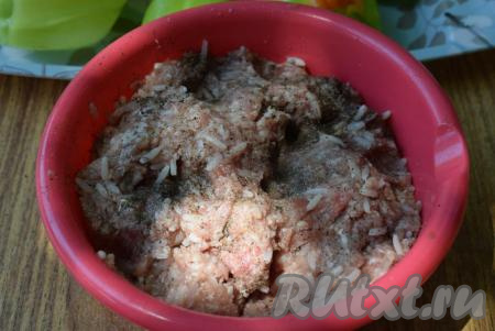 Приготовленный рис добавим к мясному фаршу, перемешаем до однородности и наша начинка для фарширования болгарских перцев готова.
