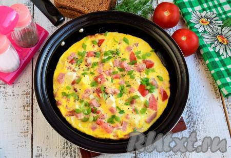 Омлет с колбасой, помидорами и сыром на сковороде