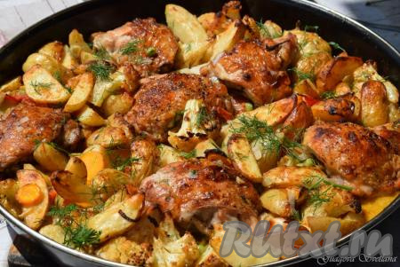 Куриные бёдра, запечённые с овощами в духовке