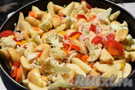 Противень для запекания смажем сливочным маслом и выложим на него наши овощи.