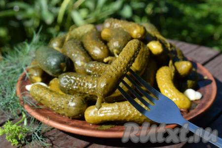 Хрустящие, ароматные, вкусные малосольные огурчики подаём в качестве закуски к любым вторым блюдам. Такие корнишоны особенно хороши в качестве закуски к молодому отварному картофелю с укропом.