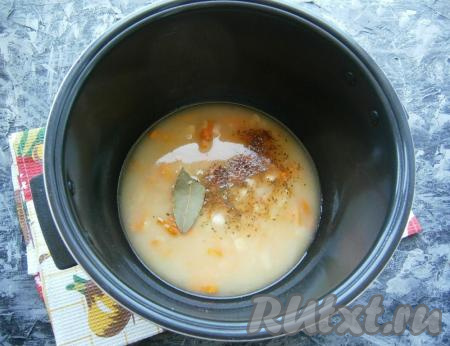 Влить в чашу горячий бульон (или воду), добавить немного соли и специй, а также лавровый лист и нарезанный чеснок, перемешать.