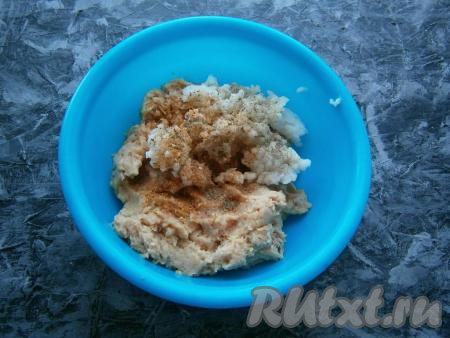 Фарш, смешанный с луком и рисом, посолить, поперчить, посыпать специями.