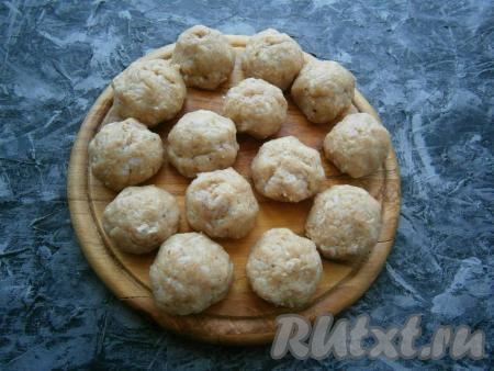 Влажными руками из куриного фарша сформировать тефтели. У меня получилось 14 штук - как раз столько поместится в чашу мультиварки в один слой.