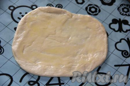 На силиконовом коврике (или на столе, припылённом мукой) каждую часть теста раскатать в круг и смазать растопленным не горячим сливочным маслом. 