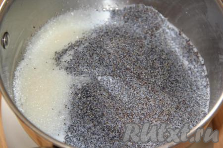 Для приготовления маковой начинки насыпать в кастрюлю мак, добавить сахар и молоко. 