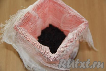 Форму для творожной пасхи (объём моей формы 450 мл) выложить марлей в два слоя. Края марли должны свисать с формы. На дно выложить немного маковой начинки. 