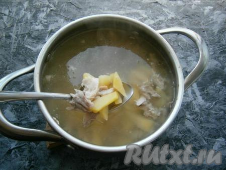 Картофель отправить в кипящий бульон (если часть воды выкипела в процессе варки крольчатины, долить до нужного количества). Варить картошку на небольшом огне около 20 минут. После этого выложить в кастрюлю мясо кролика.