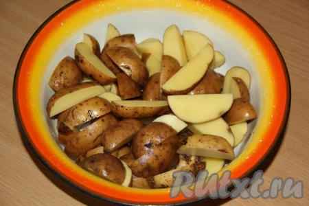 Лучше если картофелины будут, примерно, одного размера. Молодой картофель можно готовить вместе с кожурой, его нужно тщательно вымыть. Если картошка не молодая, её нужно очистить. Разрезать каждую картофелину на 4 части (на крупные дольки).