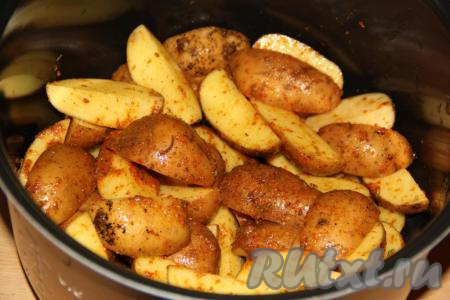 В чашу мультиварки влить масло и выложить картофель. Выставить режим "Выпечка" на 40 минут. Крышку мультиварки закрыть.