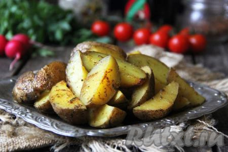 Картошка по-селянски получается аппетитной, ароматной и очень вкусной, к столу подаём в горячем виде. Приготовить это блюдо в мультиварке очень просто, а в результате получается замечательная картошечка, которая многим придётся по вкусу.