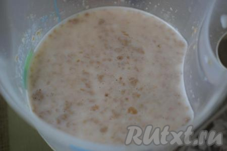 Перемешаем молоко с сахаром и дрожжами, дадим постоять, примерно, 5-7 минут (для того чтобы дрожжи активировались). Когда дрожжи начнут работать, у нашей молочной смеси появится пенная шапочка, значит опара для пончиков готова.