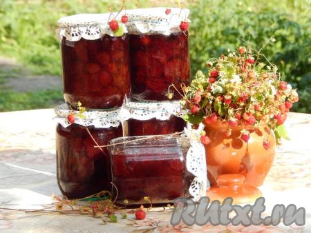 Переворачиваем банки вверх дном, укутываем и оставляем под одеялом до полного остывания. Как только баночки остынут до комнатной температуры, убираем их в прохладное место на хранение. Наше вкуснейшее, ароматное клубничное варенье с целыми ягодами готово, зимой оно станет отличным дополнением к чаепитию, различной выпечке, десертам.