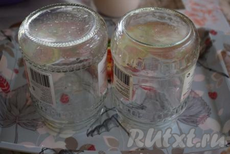 Банки предварительно моем горячей водой с содой, крышки кипятим в воде в течение 2-3 минут.