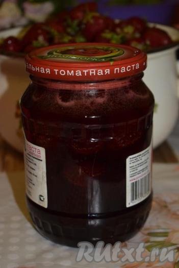Кипящее варенье раскладываем по подготовленным банкам и закатываем прокипячёнными крышками.