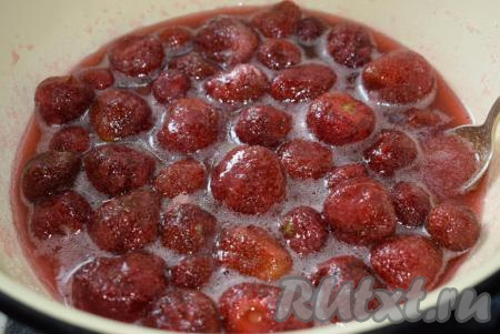 Ставим чашу (или кастрюлю) с клубникой в сахаре на небольшой огонь и доводим до кипения, затем варим 5-7 минут, периодически помешивая ложкой.