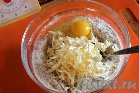 Охлажденное сливочное масло натрите и соедините с уже перемешанными сухими ингредиентами, добавьте яйцо и ром.