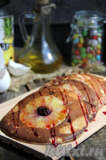 Перед подачей можно полить оладьи с ананасом любым топпингом. Очень вкусные, красивые и необычные оладушки порадуют всю вашу семью, обязательно попробуйте!