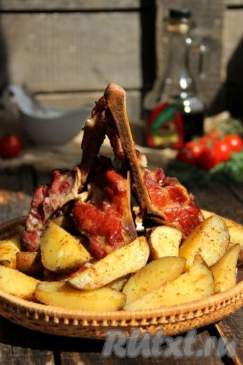 Картошка, приготовленная с копчеными ребрышками в мультиварке, получается аппетитной и ароматной. К столу подаём в горячем виде, дополнив салатом или свежими овощами. Это сытное блюдо понравится многим, попробуйте!