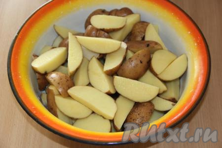 Картошку очистить. Я готовила молодой картофель, поэтому просто тщательно его вымыла и не стала очищать от кожуры. Картошины лучше брать, приблизительно, одинакового размера. Разрезать каждую картофелину на 4 части.