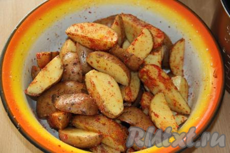 Тщательно перемешать картошку с солью и специями.