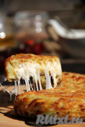 А посмотрите, какой аппетитный разрез! Тёртая картошка с запеченным сыром получается вкусной и сытной, попробуйте!