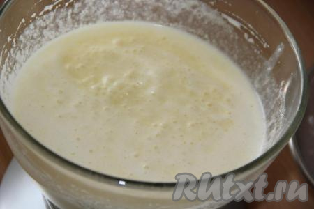 В яичную массу добавить кефир и растопленное масло, взбить миксером в течение минуты.