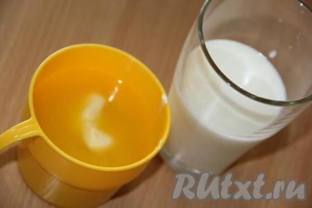 Сливочное масло растопить и немного остудить.