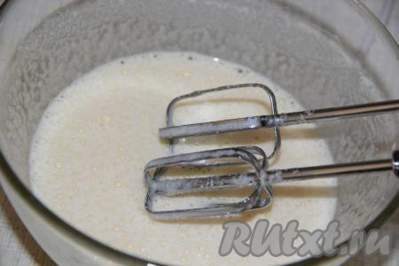 Взбить яйца с сахаром с помощью миксера в течение 5 минут, за это время яичная масса посветлеет и немного увеличится в объёме.