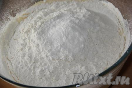 Далее добавить муку (я муку просеиваю) и разрыхлитель.