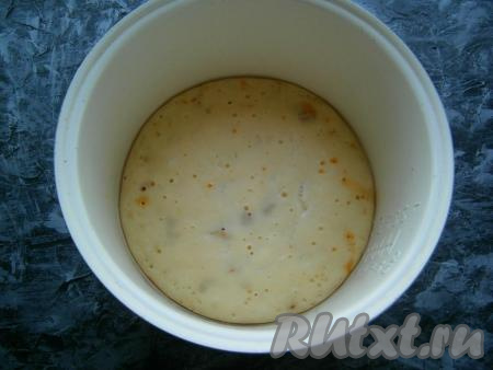 Чашу поместить в мультиварку, закрыть крышку и выставить программу "Выпечка" на 1 час. Верх пирога должен быть сухим.