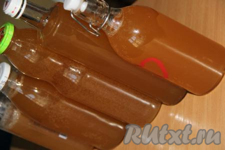 Через 10 часов разлить кофейный квас по бутылкам, я изюм убрала ложкой, он весь всплыл наверх. Плотно закрыть бутылки и поставить квас в холодильник настояться на 5-7 часов, а затем можно подавать к столу.