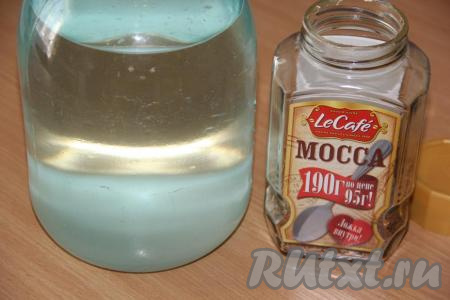 Затем всыпать растворимый кофе. Для приготовления этого кваса можно взять любой растворимый кофе.
