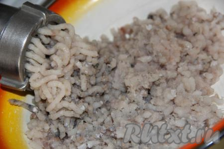 Пропустить филе через мясорубку.