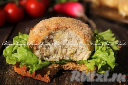 Рыбные котлеты из минтая, приготовленные в духовке, получаются пышными, сочными и очень вкусными. Их можно подать с гарниром или свежими овощами. Очень вкусно подать такую котлетку на кусочке чёрного хлеба.