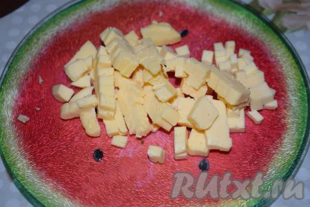 Сыр режем мелкими кубиками.
